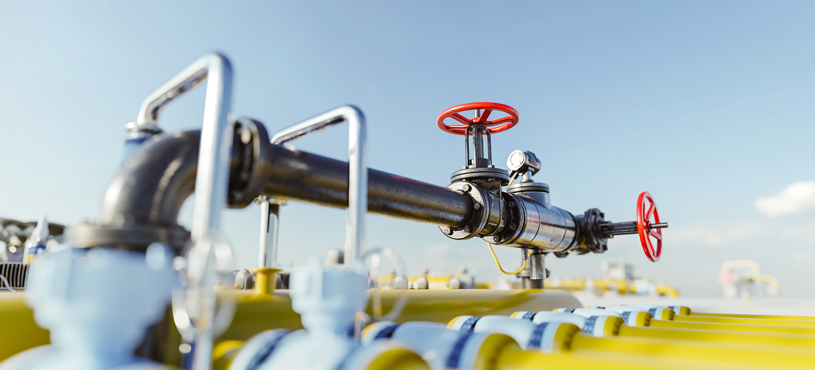 Gaskraan met pijpleidingsysteem bij aardgasstation. Industrie