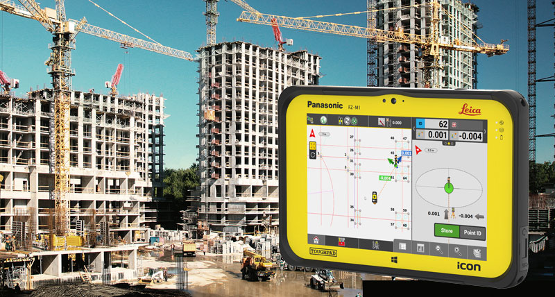 Der Leica iCON CC80 Feld-Controller mit der iCON build Software mit einem Absteckplan und einem Hochbauprojekt im Hintergrund.