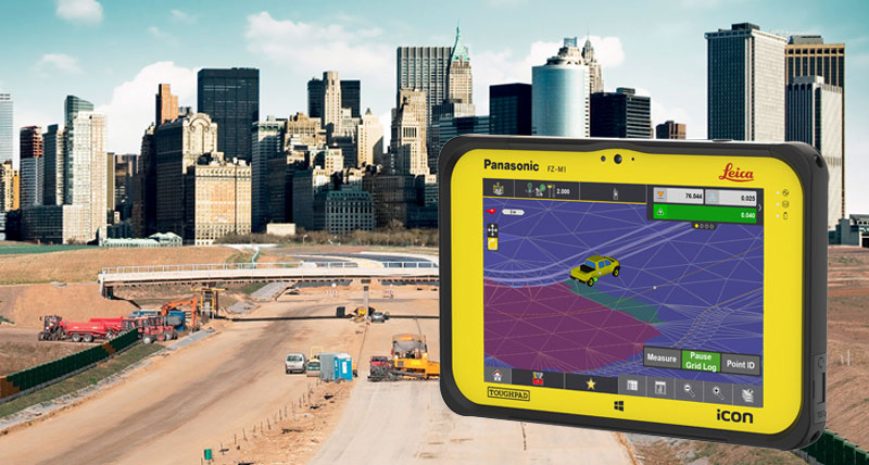 Leica iCON CC80 Feld-Controller mit iCON site Software auf einer Straßenbaustelle, im Hintergrund eine große Stadt.