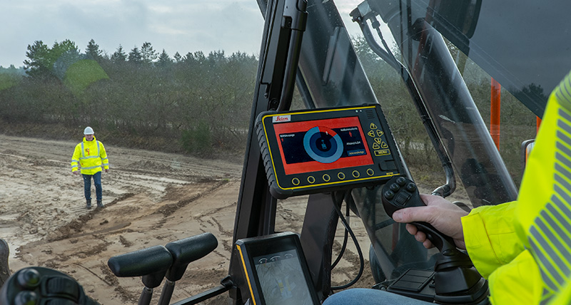 Jonas Hermansen and Vagn Madsen in action, demonstrating the PA10 and PA80 system and how the visual alarms in Leica MC1 are represented on the MCP80 display.