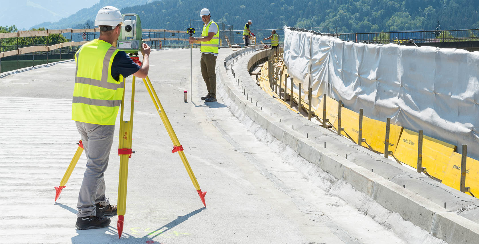 Leica_FlexLine_TS10_2-person-mode-surveying