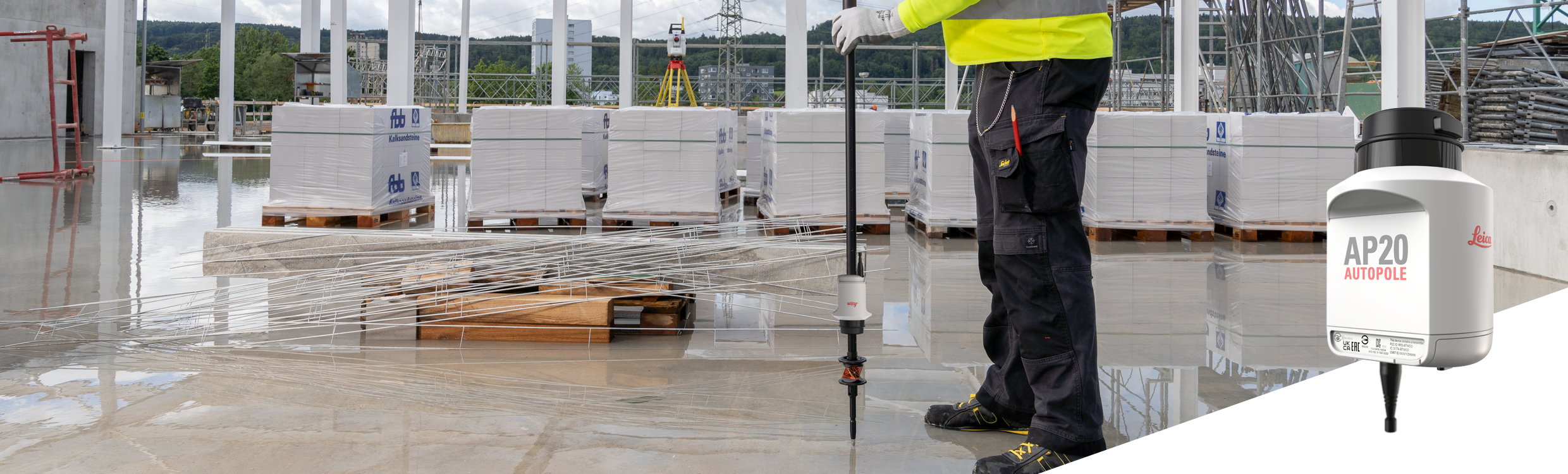 Bauarbeiter mit Leica AP20 AutoPole, ein System für Leica Robotic Totalstationen