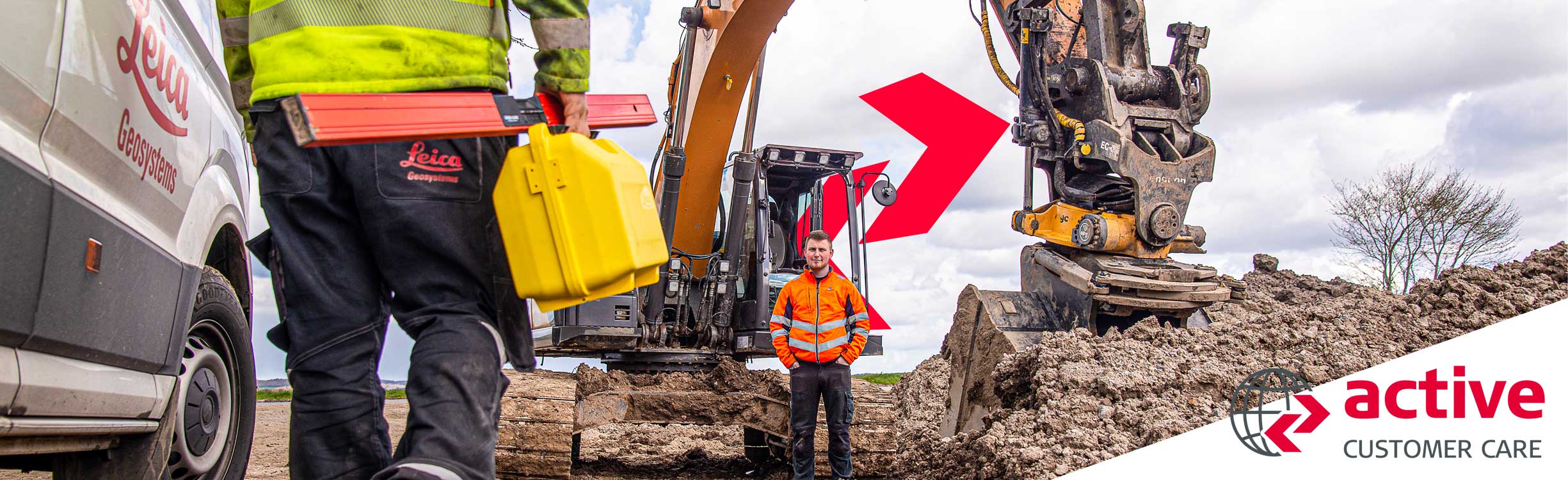 Servicetechniker von Leica Geosystems geht mit Werkzeug zu Bagger und Baggerführer im Tiefbau. 